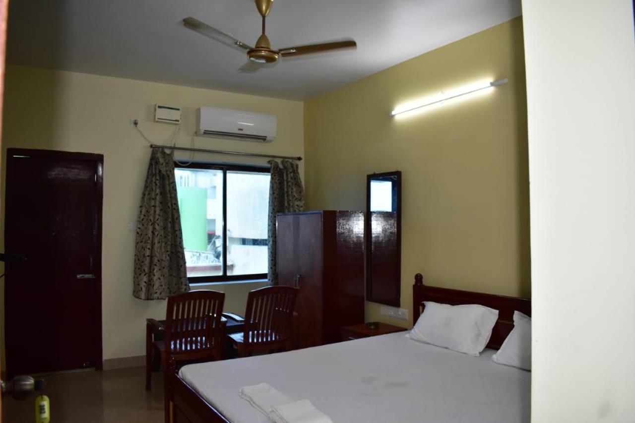 Hotel Lovely Inn ! Puri Esterno foto